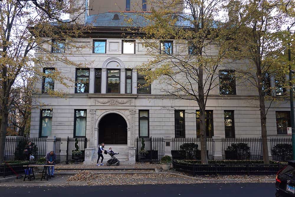 Image of a mansion in Chicago, IL.