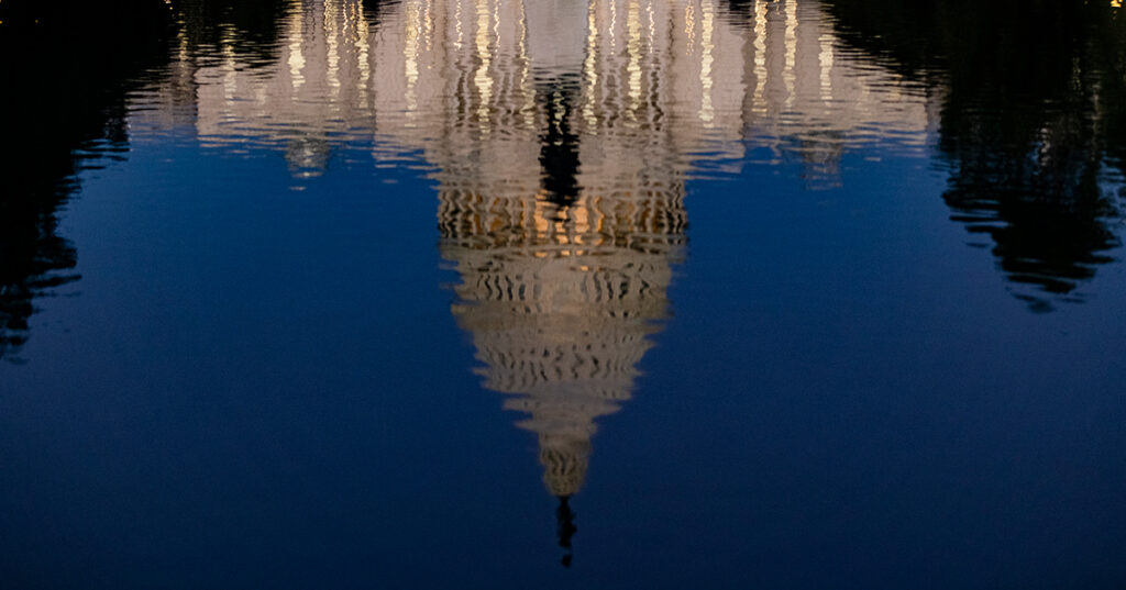 Image of US Capitol in reflecting pool